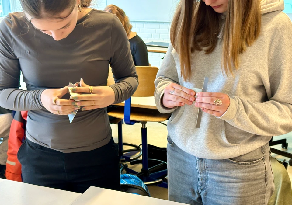 Eleverne arbejder med en opgave i metal