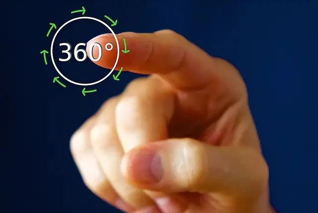 "Hånd der peger på en skærm med diagrammer og data - 360 graders sparring for virksomhedsudvikling.
