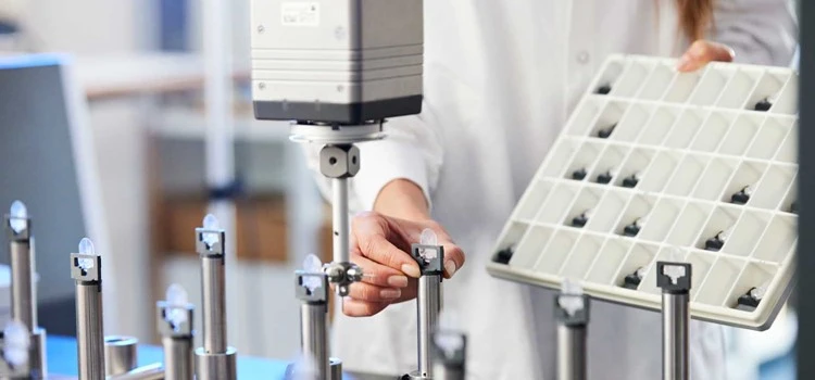 Forskningsteam i laboratorie arbejder med eksperimenter