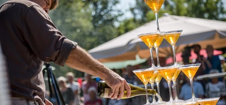 Personer fejrer gazelleprisen ved en udendørs event