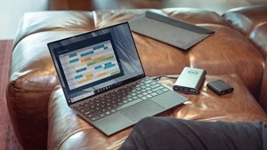 Person arbejder på en tablet