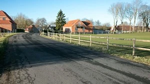 Landevej med bygninger i baggrunden i Lejre Kommune