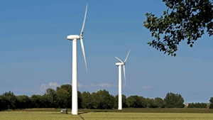 Vindmøller ved erhvervsområde – Vindmøller nær et erhvervsområde, der illustrerer bæredygtige energiløsninger.