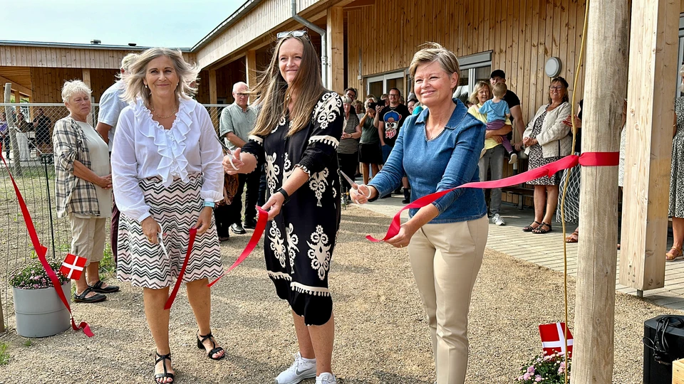 Tina Mandrup, Mette Svarrer og Lotte Greve klipper snoren til Hvalsø Børnehus