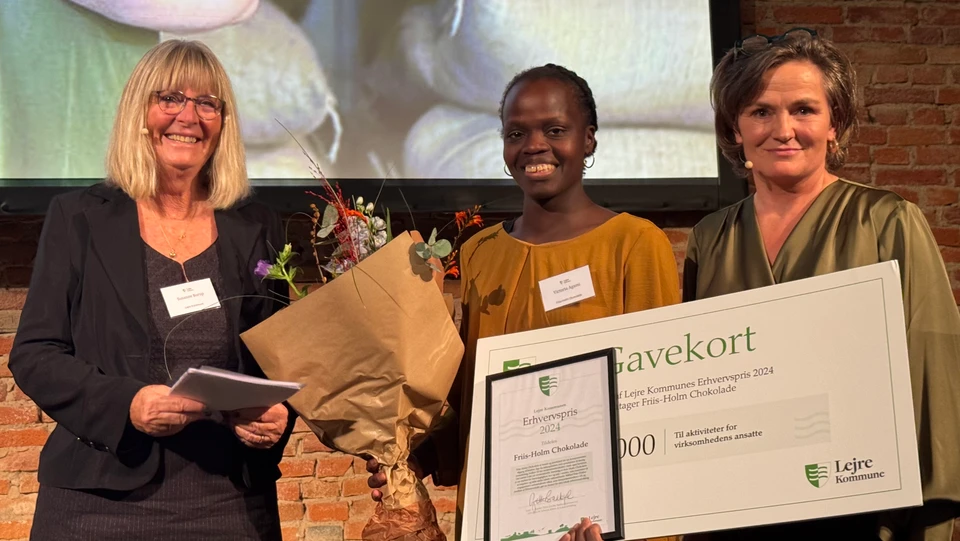 Victoria Agami fra Friis-Holm Chokolade får overrakt årets erhvervspris af Grethe Saabye og Susanne Borup, begge fra Udvalget for Erhverv, Klima og Lokal udvikling