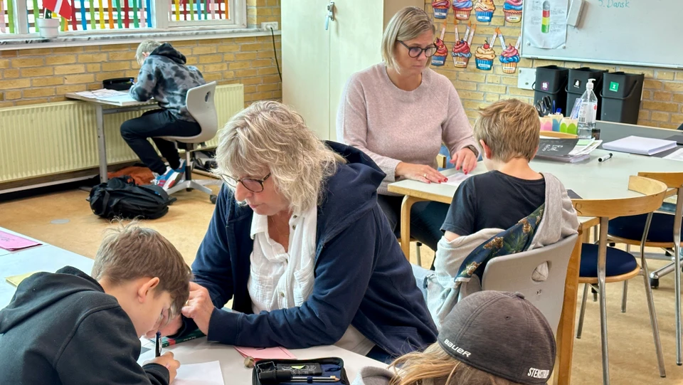 Bente Groth (skoleven) og Jeanette Lundegaard (lærer) samarbejder i klassen.