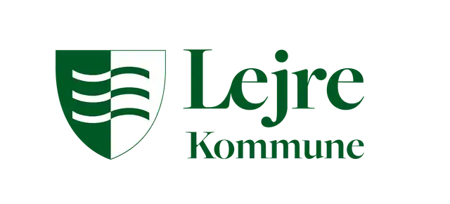 Lejre Kommunes primære logo inkl. våbenskold. Teksten er mørkegrøn.
