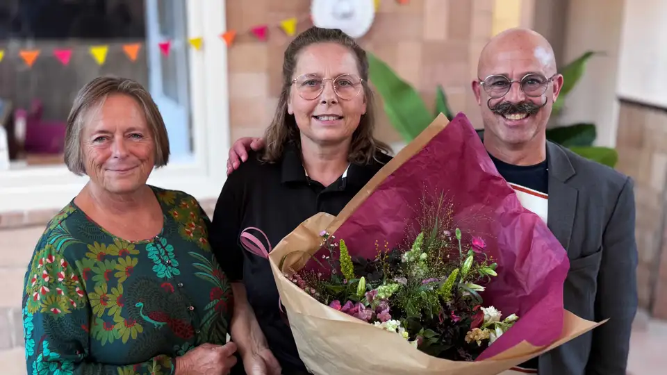 Rikke Falck med blomster
